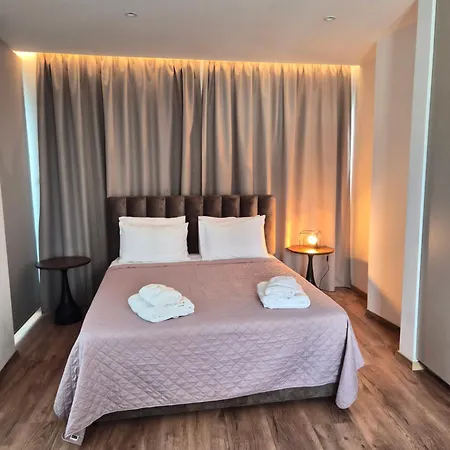 J Aurora Apartman *